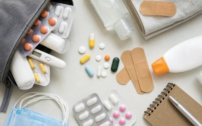 Salute in viaggio: vaccini, farmaci e kit medico